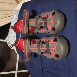 Merrell Hydro Womens River Shoes Sandals Closed Toe. Listed as size but really 7